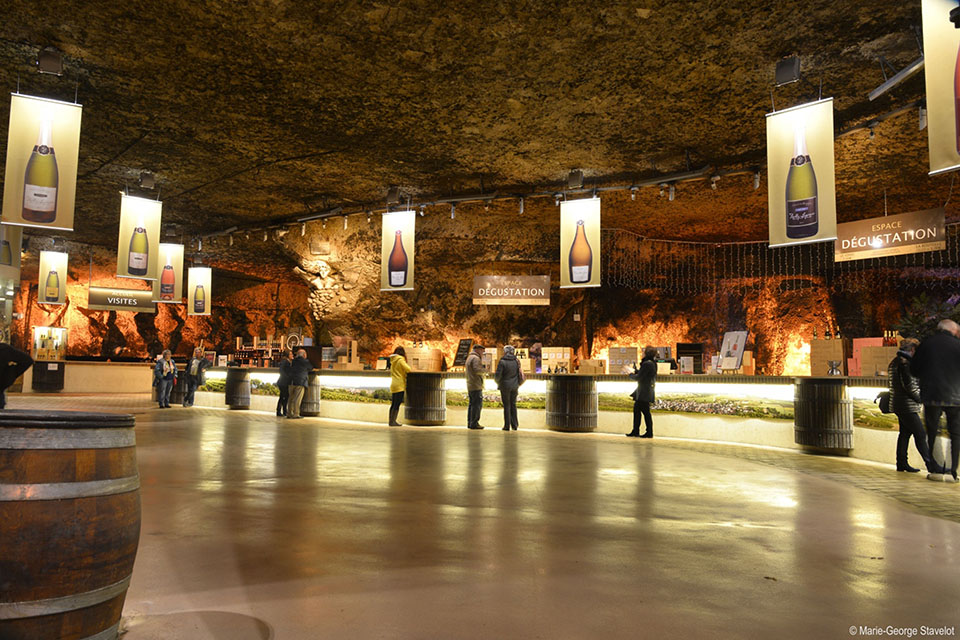 Caves de Bailly Lapierre en Bourgogne, espace de dégustation de vins effervescents