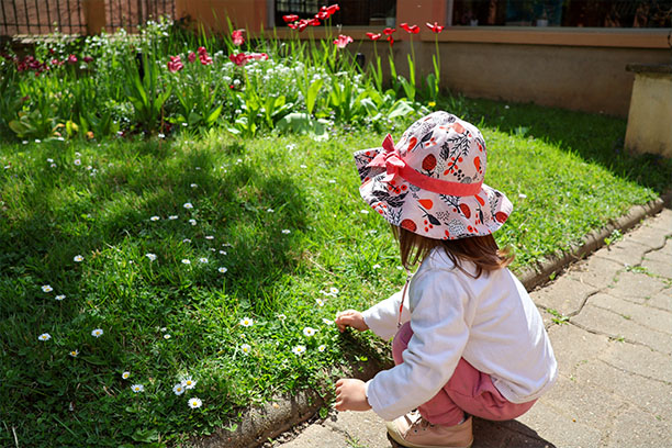 Enfant découvrant la nature dans le parc du village vacances La Vallée de l’Yonne