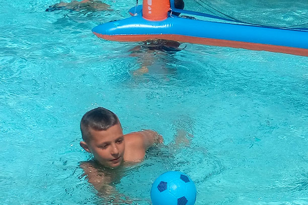 Enfants jouant dans la piscine du village vacances La Vallée de l’Yonne