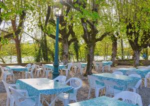 terrasse-yonne Terrasse ombragée du village vacances La Vallée de l’Yonne au bord de l’Yonne