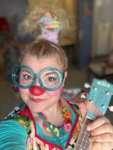 Stéphanie Lassus-Debat, intervenante passionnée, formée au théâtre du Faune par Fred Robbe, membre du Rire Médecin, co-fondatrice de l'association Amour de clowns