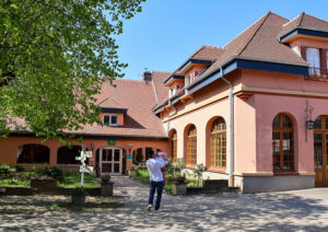 entree Entrée du village vacances La Vallée de l’Yonne en Bourgogne, cadre verdoyant et familial