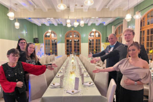 equipe-reveillon Équipe de La Vallée de l’Yonne présentant une table dressée pour le réveillon du Nouvel An en Bourgogne